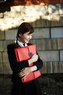 포토 JPG 주간 응시 여자 교복 40대 중년 가방 책가방 한명 서기 미소 들기 상반신 야외 옆모습 아웃포커스 친구 담장 한국인 추억 수줍음 복고 동창 중년여자한명만 국내포토 자연요소 1 시선 잡화 옷 감정 뷰포인트 컨셉 관계 모션 촬영기법 표정 사람 동양인 성인 여자한명만 중년여자만 파일형식