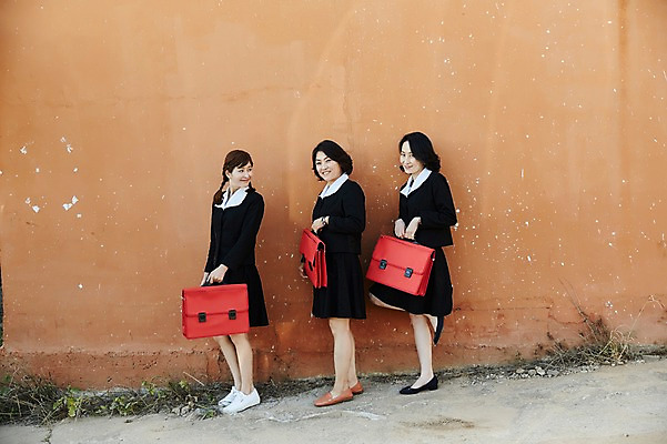 포토 JPG 주간 전신 여자 교복 벽 40대 중년 가방 책가방 서기 웃음 들기 야외 옆모습 세명 친구 우정 한국인 추억 복고 동창 중년여자만 국내포토 자연요소 잡화 옷 뷰포인트 컨셉 관계 모션 표정 사람 동양인 성인 여자만 중년만 파일형식