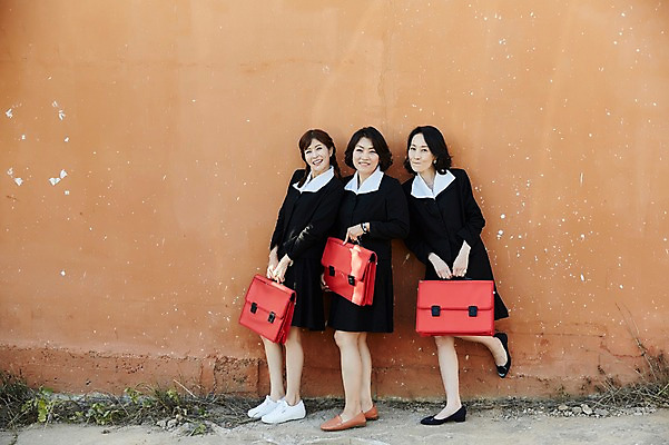 포토 JPG 주간 전신 여자 교복 벽 40대 중년 가방 책가방 서기 미소 들기 야외 앞모습 옆모습 세명 친구 우정 한국인 추억 복고 동창 중년여자만 국내포토 자연요소 잡화 옷 뷰포인트 컨셉 관계 모션 표정 사람 동양인 성인 여자만 중년만 파일형식