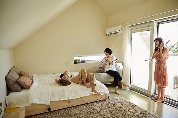 포토 JPG 전신 응시 여자 40대 중년 창문 휴식 실내 서기 웃음 앉기 앞모습 옆모습 세명 친구 눕기 우정 침실 방 한국인 침대 즐거움 동창 방안 중년여자만 국내포토 시선 감정 뷰포인트 가구 컨셉 관계 모션 표정 사람 동양인 성인 내부 여자만 중년만 파일형식