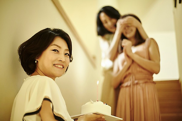 포토 JPG 여자 40대 중년 거실 데이이벤트 실내 서기 웃음 들기 상반신 앞모습 옆모습 아웃포커스 세명 친구 케이크 계단 우정 한국인 축하 눈가림 생일 생일케이크 생일축하 서프라이즈 동창 중년여자만 국내포토 기념일 뷰포인트 컨셉 관계 모션 디저트 촬영기법 표정 사람 동양인 성인 내부 가림 여자만 중년만 파일형식