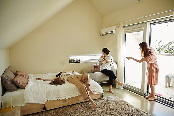 포토 JPG 전신 응시 여자 40대 중년 휴식 실내 서기 웃음 앉기 앞모습 옆모습 세명 친구 눕기 우정 침실 방 한국인 침대 즐거움 동창 방안 중년여자만 국내포토 시선 감정 뷰포인트 가구 컨셉 관계 모션 표정 사람 동양인 성인 내부 여자만 중년만 파일형식