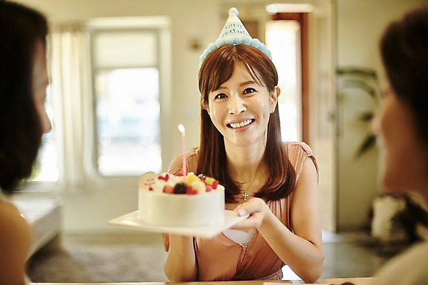포토 JPG 여자 40대 중년 거실 실내 웃음 들기 앉기 상반신 앞모습 옆모습 아웃포커스 세명 친구 케이크 우정 한국인 축하 생일 생일케이크 생일축하 동창 중년여자만 국내포토 기념일 뷰포인트 컨셉 관계 모션 디저트 촬영기법 표정 사람 동양인 성인 내부 여자만 중년만 파일형식