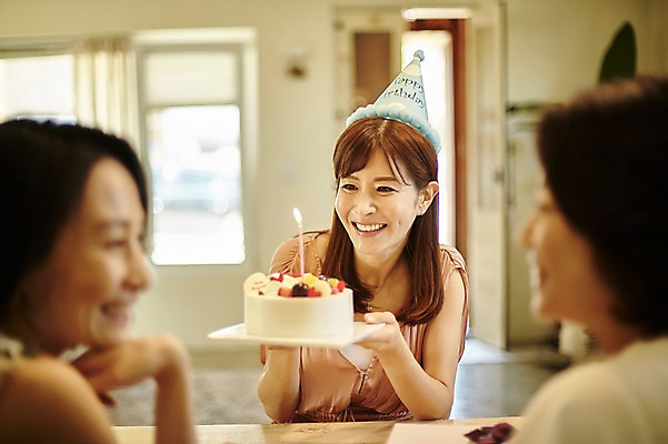 포토 JPG 여자 40대 중년 거실 실내 웃음 들기 앉기 상반신 앞모습 옆모습 아웃포커스 세명 친구 케이크 우정 고깔모자 한국인 축하 생일 생일케이크 생일축하 동창 중년여자만 국내포토 모자_잡화 기념일 뷰포인트 컨셉 관계 모션 디저트 촬영기법 표정 사람 동양인 성인 내부 여자만 중년만 파일형식