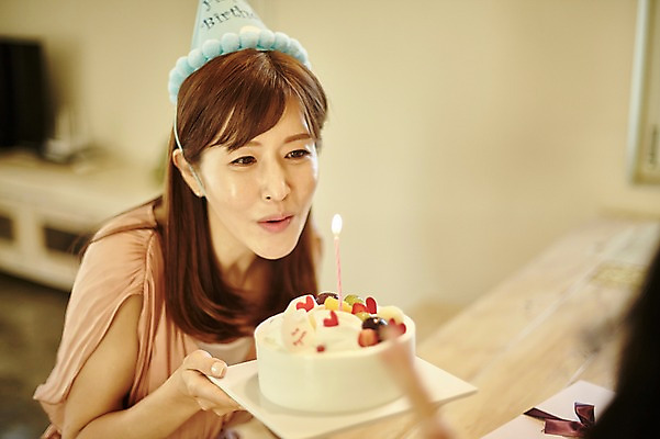 포토 JPG 여자 40대 중년 거실 촛불 실내 한명 들기 앉기 상반신 앞모습 케이크 한국인 축하 생일 불기 생일케이크 생일축하 중년여자한명만 국내포토 1 기념일 뷰포인트 컨셉 초 모션 디저트 사람 동양인 성인 내부 여자한명만 중년여자만 파일형식