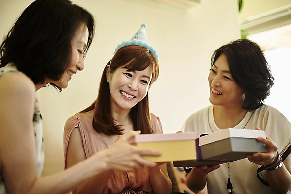 포토 JPG 응시 여자 40대 중년 실내 선물 웃음 앉기 상반신 앞모습 옆모습 세명 친구 선물상자 케이크 우정 한국인 축하 생일 생일케이크 생일축하 동창 중년여자만 국내포토 시선 기념일 뷰포인트 컨셉 관계 모션 디저트 표정 사람 동양인 성인 내부 상자 여자만 중년만 파일형식