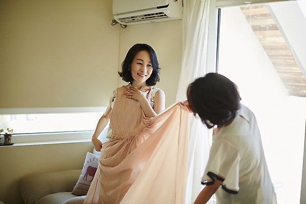 포토 JPG 응시 원피스 여자 40대 중년 거실 실내 서기 미소 상반신 두명 앞모습 옆모습 친구 우정 한국인 잡기 동창 중년여자만 국내포토 시선 옷 뷰포인트 관계 모션 표정 사람 동양인 성인 내부 여자만 중년만 파일형식