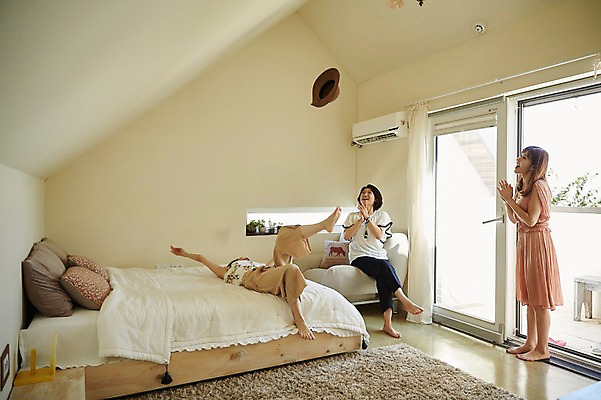 포토 JPG 전신 모자 응시 여자 40대 중년 장난 실내 서기 웃음 앉기 앞모습 옆모습 세명 친구 눕기 우정 침실 방 한국인 침대 던지기 즐거움 동창 방안 중년여자만 국내포토 시선 잡화 감정 뷰포인트 가구 관계 모션 표정 사람 동양인 성인 내부 여자만 중년만 파일형식