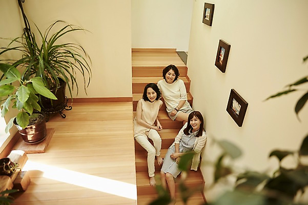 포토 JPG 전신 여자 화분 40대 중년 액자 실내 미소 앉기 앞모습 아웃포커스 세명 친구 계단 우정 한국인 올려보기 동창 중년여자만 국내포토 뷰포인트 관계 모션 촬영기법 표정 사람 동양인 성인 내부 여자만 중년만 파일형식