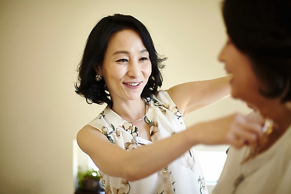 포토 JPG 응시 원피스 여자 40대 중년 실내 서기 미소 들기 상반신 두명 앞모습 옆모습 아웃포커스 친구 우정 한국인 동창 중년여자만 국내포토 시선 옷 뷰포인트 관계 모션 촬영기법 표정 사람 동양인 성인 내부 여자만 중년만 파일형식