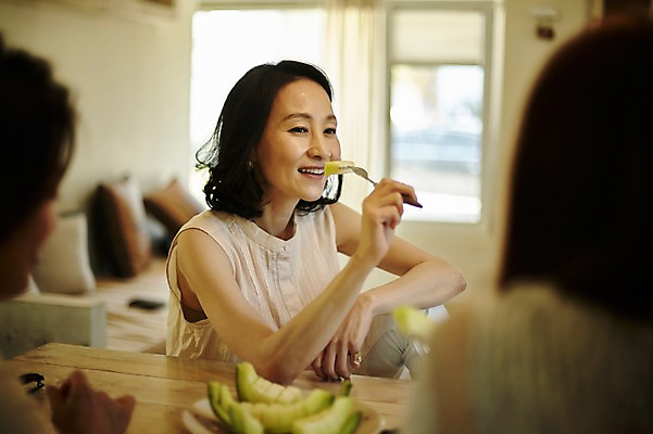 포토 JPG 응시 여자 40대 중년 과일 식탁 실내 미소 앉기 상반신 성인 앞모습 뒷모습 세명 친구 우정 한국인 멜론 먹기 동창 중년여자만 국내포토 시선 뷰포인트 관계 모션 탁자 표정 사람 동양인 내부 여자만 중년만 파일형식