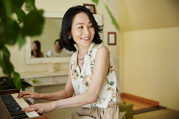 포토 JPG 응시 여자 화분 악기 40대 중년 연주 거실 실내 미소 앉기 상반신 앞모습 옆모습 세명 친구 우정 거울 한국인 뒤돌아보기 건반 피아노 풍금 동창 중년여자만 국내포토 시선 음악 뷰포인트 관계 모션 표정 사람 동양인 성인 내부 건반악기 오르간 여자만 중년만 파일형식