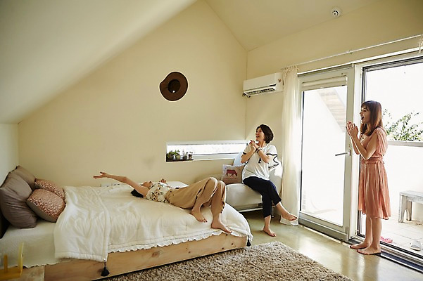 포토 JPG 전신 모자 여자 40대 중년 장난 창문 실내 서기 웃음 앉기 앞모습 옆모습 세명 친구 눕기 우정 침실 방 한국인 침대 던지기 즐거움 동창 방안 중년여자만 국내포토 잡화 감정 뷰포인트 가구 관계 모션 표정 사람 동양인 성인 내부 여자만 중년만 파일형식