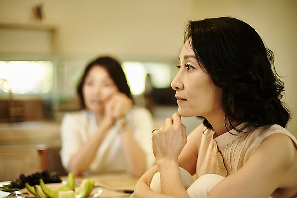 포토 JPG 응시 여자 40대 중년 생각 과일 실내 앉기 상반신 두명 앞모습 옆모습 아웃포커스 친구 주방 우정 한국인 동창 중년여자만 국내포토 시선 뷰포인트 관계 모션 촬영기법 사람 동양인 성인 내부 여자만 중년만 파일형식