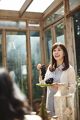 포토 JPG 여자 40대 중년 포도 실내 서기 웃음 들기 앉기 상반신 두명 앞모습 뒷모습 아웃포커스 친구 우정 한국인 동창 중년여자만 국내포토 뷰포인트 과일 관계 모션 촬영기법 표정 사람 동양인 성인 내부 여자만 중년만 파일형식