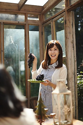 포토 JPG 여자 40대 중년 포도 티타임 휴식 실내 서기 웃음 들기 앉기 상반신 두명 앞모습 뒷모습 아웃포커스 친구 한국인 중년여자만 국내포토 뷰포인트 컨셉 과일 관계 모션 촬영기법 표정 사람 동양인 성인 내부 여자만 중년만 파일형식