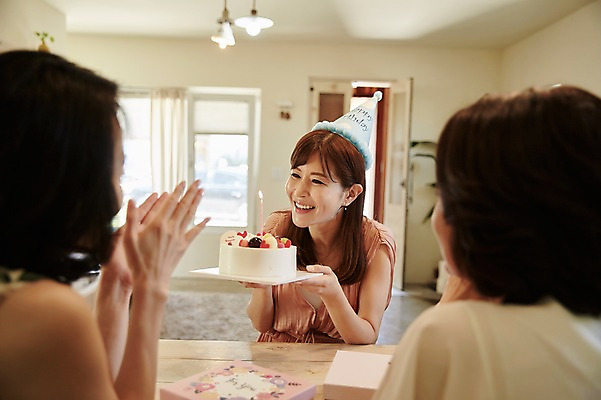 포토 JPG 여자 40대 중년 거실 창문 실내 들기 앉기 상반신 앞모습 뒷모습 아웃포커스 세명 친구 우정 고깔모자 한국인 축하 생일 생일케이크 생일축하 동창 중년여자만 국내포토 모자_잡화 기념일 뷰포인트 컨셉 관계 모션 촬영기법 사람 동양인 성인 내부 케이크 여자만 중년만 파일형식