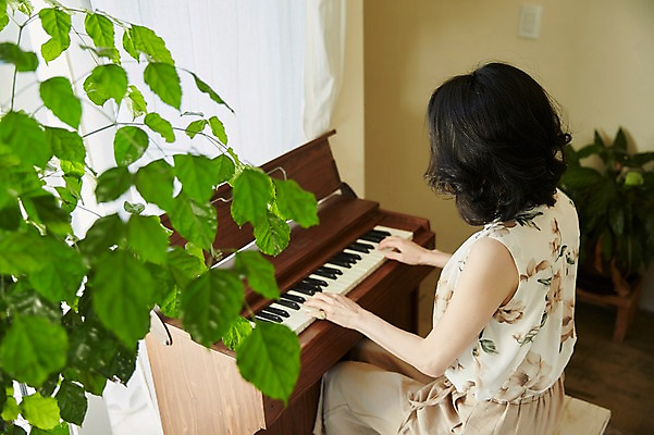 포토 JPG 여자 화분 악기 40대 중년 연주 실내 한명 앉기 상반신 옆모습 한국인 건반 피아노 풍금 중년여자한명만 국내포토 1 음악 뷰포인트 모션 사람 동양인 성인 내부 건반악기 오르간 여자한명만 중년여자만 파일형식