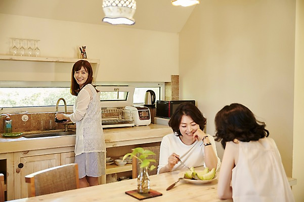 포토 JPG 응시 여자 40대 중년 과일 식탁 티타임 휴식 실내 서기 미소 앉기 상반신 앞모습 옆모습 뒷모습 세명 친구 주방 우정 한국인 먹기 동창 중년여자만 국내포토 시선 뷰포인트 컨셉 관계 모션 탁자 표정 사람 동양인 성인 내부 여자만 중년만 파일형식