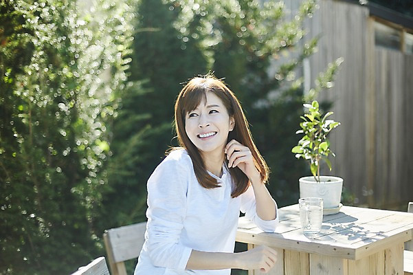 포토 JPG 주간 나무 응시 여자 40대 중년 의자 탁자 휴식 한명 웃음 앉기 상반신 야외 앞모습 한국인 안식처 중년여자한명만 국내포토 자연요소 식물 1 시선 뷰포인트 가구 컨셉 모션 표정 사람 동양인 성인 여자한명만 중년여자만 파일형식