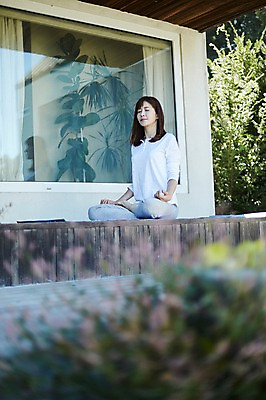 포토 JPG 주간 전신 나무 여자 40대 중년 요가 휴식 한명 야외 옆모습 아웃포커스 한국인 요가자세 명상 가부좌 안식처 중년여자한명만 국내포토 자연요소 식물 1 웰빙 뷰포인트 포즈 컨셉 촬영기법 사람 앉기 동양인 성인 여자한명만 중년여자만 파일형식