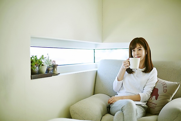 포토 JPG 응시 여자 화분 커피 40대 중년 거실 티타임 휴식 실내 한명 미소 들기 앉기 상반신 앞모습 소파 한국인 다리꼬기 안식처 중년여자한명만 국내포토 1 시선 음료 뷰포인트 컨셉 의자 모션 표정 사람 동양인 성인 내부 여자한명만 중년여자만 파일형식