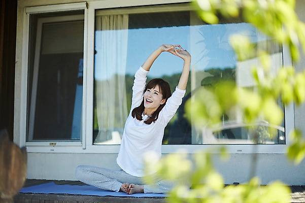 포토 JPG 주간 전신 나무 여자 40대 중년 요가 창문 휴식 나뭇잎 한명 웃음 앉기 야외 앞모습 아웃포커스 스트레칭 한국인 요가자세 매트 안식처 중년여자한명만 국내포토 자연요소 식물 1 웰빙 뷰포인트 포즈 컨셉 잎 모션 촬영기법 표정 사람 동양인 성인 운동 여자한명만 중년여자만 파일형식