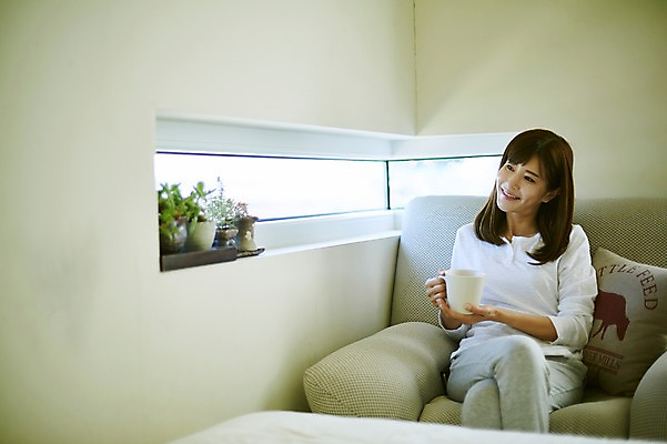 포토 JPG 응시 여자 화분 40대 중년 거실 티타임 휴식 실내 한명 미소 들기 앉기 상반신 앞모습 소파 한국인 다리꼬기 중년여자한명만 국내포토 1 시선 뷰포인트 컨셉 의자 모션 표정 사람 동양인 성인 내부 여자한명만 중년여자만 파일형식