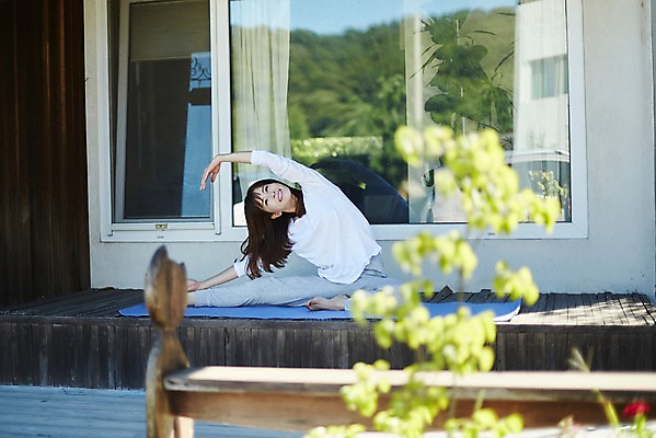 포토 JPG 주간 전신 나무 여자 40대 중년 요가 창문 휴식 나뭇잎 한명 웃음 앉기 야외 앞모습 아웃포커스 스트레칭 한국인 요가자세 매트 중년여자한명만 국내포토 자연요소 식물 1 웰빙 뷰포인트 포즈 컨셉 잎 모션 촬영기법 표정 사람 동양인 성인 운동 여자한명만 중년여자만 파일형식