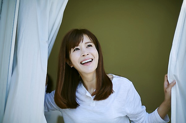 포토 JPG 응시 여자 40대 중년 거실 휴식 실내 한명 서기 웃음 상반신 앞모습 한국인 커튼 오픈 안식처 환기 중년여자한명만 국내포토 1 시선 뷰포인트 컨셉 모션 표정 사람 동양인 성인 내부 여자한명만 중년여자만 파일형식