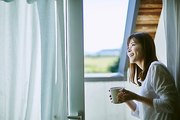 포토 JPG 응시 여자 40대 중년 거실 창문 휴식 실내 한명 서기 웃음 들기 상반신 옆모습 한국인 커튼 커피잔 중년여자한명만 국내포토 1 시선 커피 뷰포인트 컨셉 모션 잔 표정 사람 동양인 성인 내부 여자한명만 중년여자만 파일형식