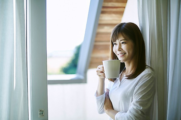 포토 JPG 응시 여자 40대 중년 거실 창문 휴식 실내 한명 서기 미소 들기 상반신 옆모습 기댐 한국인 커튼 커피잔 창가 중년여자한명만 국내포토 1 시선 커피 뷰포인트 컨셉 모션 잔 표정 사람 동양인 성인 내부 여자한명만 중년여자만 파일형식
