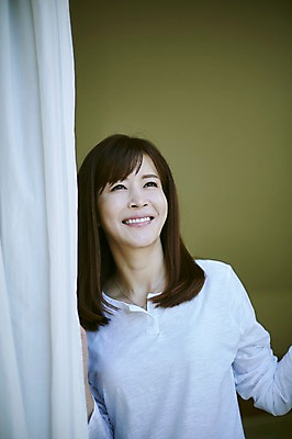 포토 JPG 응시 여자 40대 중년 거실 휴식 실내 한명 서기 웃음 상반신 앞모습 한국인 커튼 오픈 안식처 환기 중년여자한명만 국내포토 1 시선 뷰포인트 컨셉 모션 표정 사람 동양인 성인 내부 여자한명만 중년여자만 파일형식