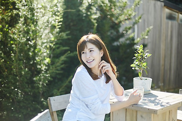 포토 JPG 주간 나무 응시 여자 40대 중년 의자 탁자 티타임 휴식 한명 미소 앉기 상반신 야외 옆모습 턱괴기 한국인 커피잔 중년여자한명만 국내포토 자연요소 식물 1 시선 커피 뷰포인트 가구 컨셉 모션 잔 표정 사람 동양인 성인 여자한명만 중년여자만 파일형식