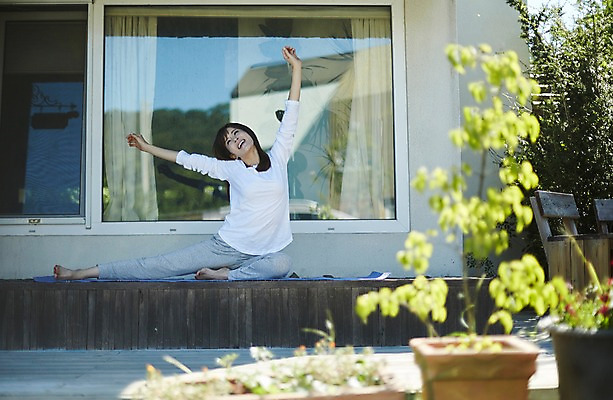 포토 JPG 주간 전신 응시 여자 화분 40대 중년 요가 창문 휴식 나뭇잎 한명 웃음 앉기 야외 앞모습 아웃포커스 스트레칭 한국인 요가자세 매트 중년여자한명만 국내포토 자연요소 1 웰빙 시선 뷰포인트 포즈 컨셉 잎 모션 촬영기법 표정 사람 동양인 성인 운동 여자한명만 중년여자만 파일형식
