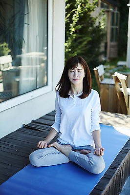 포토 JPG 주간 전신 여자 40대 중년 의자 요가 창문 휴식 나뭇잎 한명 야외 앞모습 아웃포커스 한국인 요가자세 매트 명상 가부좌 안식처 중년여자한명만 국내포토 자연요소 1 웰빙 뷰포인트 포즈 가구 컨셉 잎 촬영기법 사람 앉기 동양인 성인 여자한명만 중년여자만 파일형식