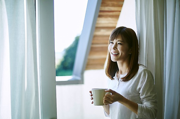 포토 JPG 응시 여자 40대 중년 거실 휴식 실내 한명 서기 미소 들기 상반신 옆모습 한국인 커튼 커피잔 창가 중년여자한명만 국내포토 1 시선 커피 뷰포인트 컨셉 창문 모션 잔 표정 사람 동양인 성인 내부 여자한명만 중년여자만 파일형식