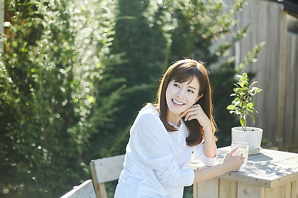 포토 JPG 주간 나무 응시 여자 40대 중년 의자 탁자 티타임 휴식 한명 미소 앉기 상반신 야외 옆모습 한국인 커피잔 안식처 중년여자한명만 국내포토 자연요소 식물 1 시선 커피 뷰포인트 가구 컨셉 모션 잔 표정 사람 동양인 성인 여자한명만 중년여자만 파일형식