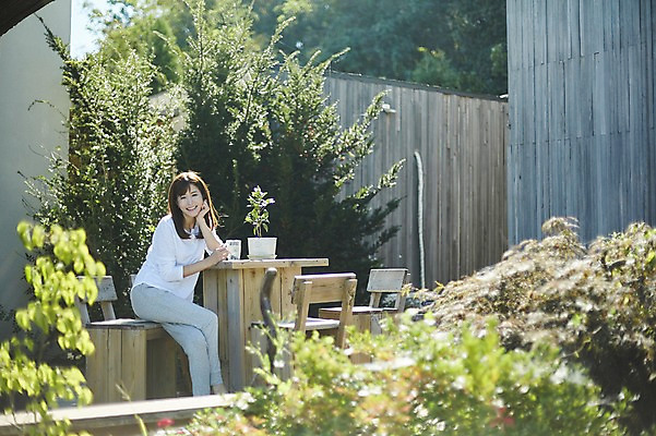 포토 JPG 주간 나무 여자 화분 40대 중년 의자 탁자 티타임 휴식 한명 미소 앉기 상반신 야외 옆모습 턱괴기 한국인 물컵 중년여자한명만 국내포토 자연요소 식물 1 뷰포인트 가구 컨셉 모션 표정 사람 동양인 성인 컵 여자한명만 중년여자만 파일형식