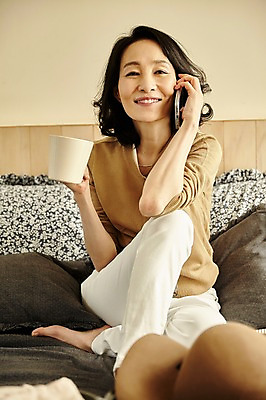 포토 JPG 전신 모자 여자 40대 중년 실내 한명 서기 미소 앉기 앞모습 캐리어 기쁨 침실 방 한국인 침대 커피잔 즐거움 통화 여행준비 중년여자한명만 국내포토 1 잡화 감정 커피 뷰포인트 여행 가구 모션 잔 표정 사람 동양인 성인 내부 여행가방 준비 여자한명만 중년여자만 파일형식