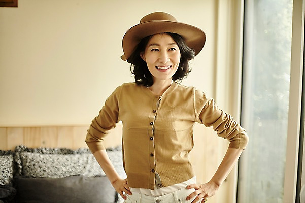포토 JPG 모자 응시 여자 40대 중년 포즈 실내 한명 서기 웃음 상반신 앞모습 캐리어 기쁨 침실 방 한국인 침대 즐거움 여행준비 중년여자한명만 국내포토 1 시선 잡화 감정 뷰포인트 여행 가구 모션 표정 사람 동양인 성인 내부 여행가방 준비 여자한명만 중년여자만 파일형식 생활용품 가방 인종 여자만 중년만 오브젝트 성인만