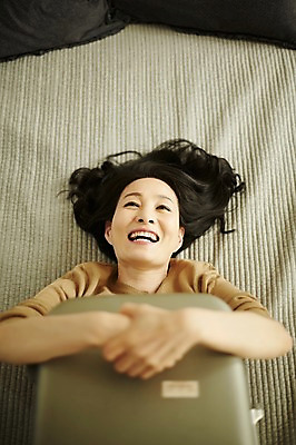 포토 JPG 모자 여자 40대 중년 안기 실내 한명 웃음 상반신 앞모습 아웃포커스 하이앵글 눕기 캐리어 기쁨 침실 방 한국인 침대 즐거움 여행준비 중년여자한명만 국내포토 1 잡화 감정 뷰포인트 여행 가구 모션 촬영기법 표정 사람 동양인 성인 내부 여행가방 준비 여자한명만 중년여자만 파일형식 생활용품 가방 인종 여자만 중년만 오브젝트 성인만