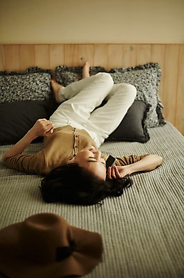 포토 JPG 전신 모자 여자 40대 중년 실내 한명 미소 앞모습 눕기 캐리어 기쁨 침실 방 한국인 침대 즐거움 통화 여행준비 중년여자한명만 국내포토 1 잡화 감정 뷰포인트 여행 가구 모션 표정 사람 동양인 성인 내부 여행가방 준비 여자한명만 중년여자만 파일형식