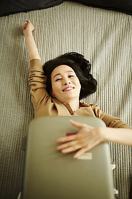 포토 JPG 모자 여자 40대 중년 안기 실내 한명 미소 상반신 앞모습 하이앵글 눕기 손들기 캐리어 기쁨 침실 방 한국인 침대 즐거움 여행준비 중년여자한명만 국내포토 1 잡화 감정 뷰포인트 여행 가구 모션 표정 사람 동양인 성인 내부 여행가방 준비 여자한명만 중년여자만 파일형식