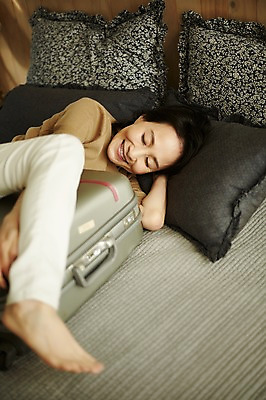 포토 JPG 전신 모자 여자 40대 중년 안기 실내 한명 웃음 옆모습 눕기 캐리어 눈감음 기쁨 침실 방 한국인 침대 즐거움 여행준비 중년여자한명만 국내포토 1 잡화 감정 뷰포인트 여행 가구 모션 표정 사람 동양인 성인 내부 여행가방 준비 여자한명만 중년여자만 파일형식