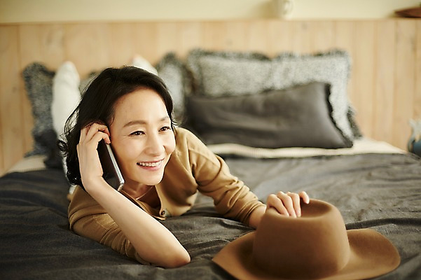포토 JPG 전신 모자 응시 여자 엎드리기 40대 중년 실내 한명 웃음 앞모습 캐리어 기쁨 침실 방 한국인 침대 즐거움 통화 여행준비 중년여자한명만 국내포토 1 시선 잡화 감정 뷰포인트 여행 가구 모션 표정 사람 동양인 성인 내부 여행가방 준비 여자한명만 중년여자만 파일형식 생활용품 가방 인종 여자만 중년만 오브젝트 성인만