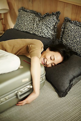 포토 JPG 모자 여자 40대 중년 안기 실내 한명 미소 상반신 앞모습 눕기 캐리어 눈감음 기쁨 침실 방 한국인 침대 즐거움 여행준비 중년여자한명만 국내포토 1 잡화 감정 뷰포인트 여행 가구 모션 표정 사람 동양인 성인 내부 여행가방 준비 여자한명만 중년여자만 파일형식