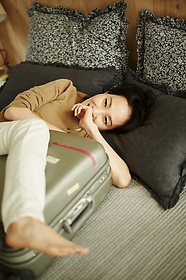 포토 JPG 모자 여자 40대 중년 안기 실내 한명 미소 상반신 앞모습 눕기 캐리어 기쁨 침실 방 한국인 침대 즐거움 여행준비 중년여자한명만 국내포토 1 잡화 감정 뷰포인트 여행 가구 모션 표정 사람 동양인 성인 내부 여행가방 준비 여자한명만 중년여자만 파일형식 생활용품 가방 인종 여자만 중년만 오브젝트 성인만