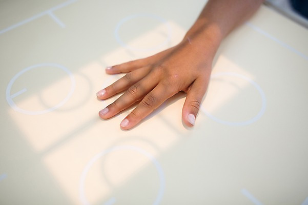 포토 JPG 외국인 손 어린이 의학 한손 엑스레이 실내 병원 한명 신체부위 진료 환자 건강검진 국내포토 1 사람 인종 내부 검사_조사 파일형식