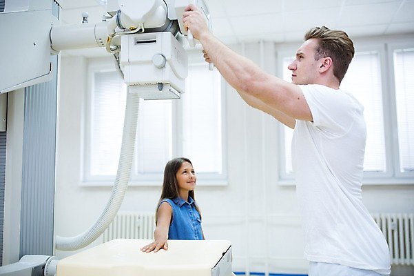 포토 JPG 서양인 외국인 여자 남자 어린이 의학 의료기기 엑스레이 실내 병원 상반신 20대 성인 두명 옆모습 진료 환자 의사 건강검진 국내포토 뷰포인트 사람 인종 청년 내부 의료진 검사_조사 파일형식